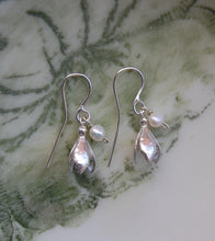 Load image into Gallery viewer, Snowdrop Earrings