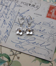 Load image into Gallery viewer, Strawberry flower Earrings
