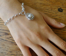 Load image into Gallery viewer, Oyster Shell Bracelet